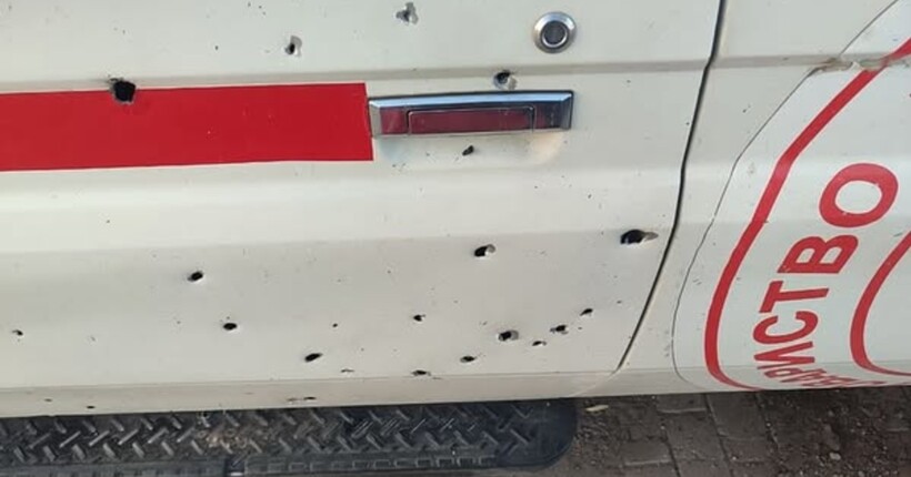 Росіяни пошкодили авто Червоного Хреста під час атаки на Херсонщині (фото)