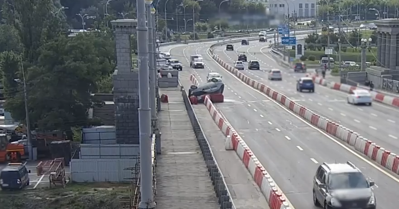 У Києві нетверезий водій перекинувся на мосту Патона (відео)