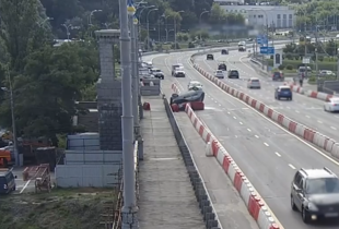 У Києві нетверезий водій перекинувся на мосту Патона (відео)