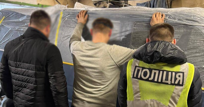 У Києві зрадник за завданням рф підпалював військові авто та відділення 