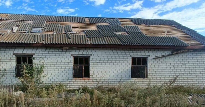 Росіяни вдарили балістичною ракетою по селу на Чернігівщині: пошкоджено будинки та сільгосппідприємство