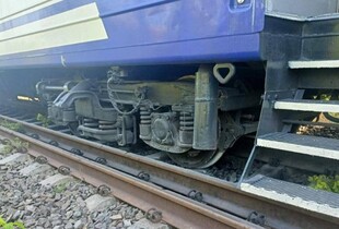 На Закарпатті зійшли з рейок три вагони пасажирського поїзда: які наслідки