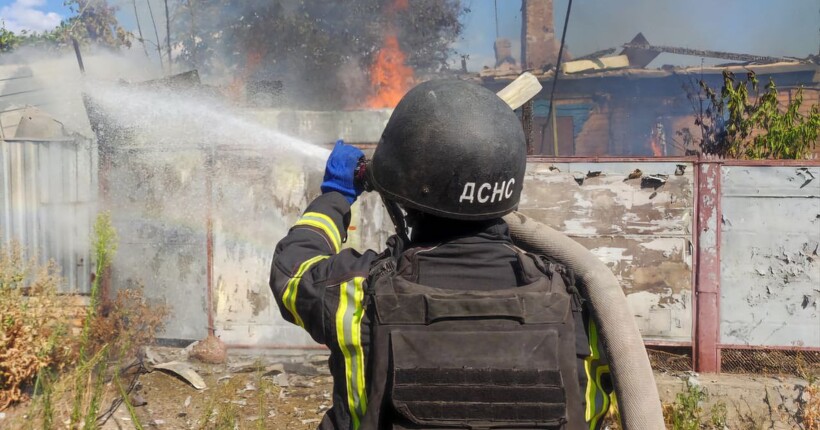 На Нікопольщини через обстріли рф пошкоджені пожежна частина, спортклуб і десятки будівель