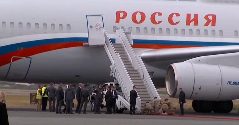 Літак Путіна прибув на Аляску одразу після борту Трампа (відео)