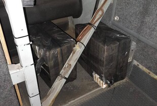 Контрабанда цигарок у автобусі: на Закарпатті митники виявили сховок у туалеті