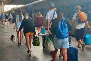 Звільнені з окупації діти повернулися з відпочинку в Італії