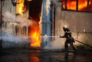 На Одещині рятувальники ліквідували масштабну пожежу на складі вторсировини