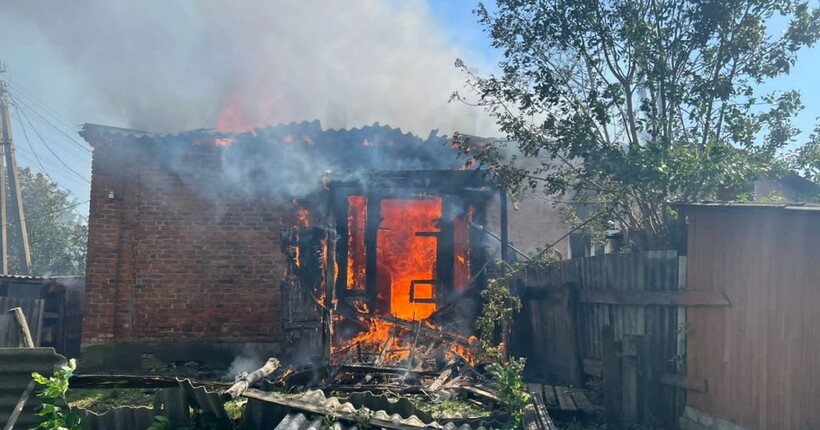 Окупанти атакували житловий сектор у Підсередньому: у ДСНС показали кадри наслідків обстрілу Харківщини (фото)