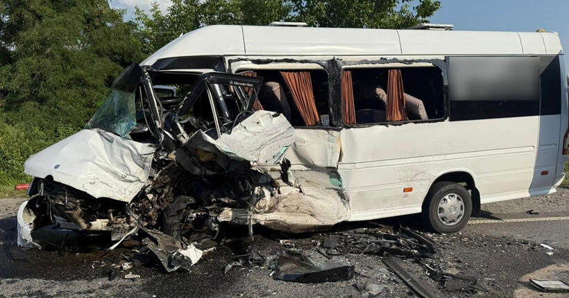 На Хмельниччині у ДТП з автобусом постраждали 16 людей, серед них двоє дітей
