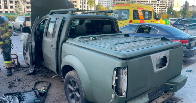У Києві вибухнуло авто на парковці житлового будинку (фото)