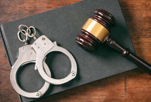 На Чернігівщині суд визнав винним чоловіка у катуванні двох дітей: деталі