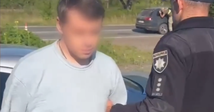 Священик сховав під рясами чоловіка, з якого взяв $10 000 за “виїзд за кордон”