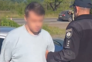 Священик сховав під рясами чоловіка, з якого взяв $10 000 за “виїзд за кордон”