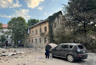 Львів під ударом: пошкоджено десятки будинків, попередньо є поранені