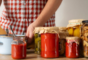 Запаси на зиму: які продукти не можна консервувати і чому?
