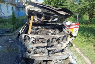 На Сумщині росіяни атакували автомобіль лікарні дронами