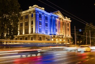 Будівля латвійського МЗС засяяла кольорами прапора України