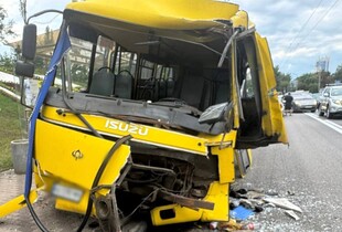 У Києві сталася ДТП за участі маршрутки та автобуса - є постраждалі