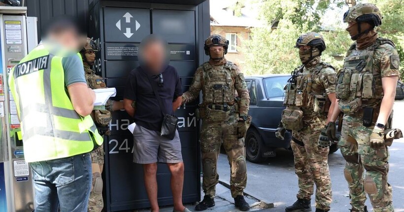 У Харкові затримали четверо чоловіків, які напали на 89-річну матір воїна ЗСУ