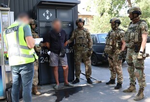 У Харкові затримали четверо чоловіків, які напали на 89-річну матір воїна ЗСУ