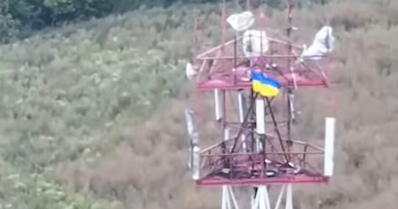 Українські бійці підняли державні прапори над селами у Курській області (відео)