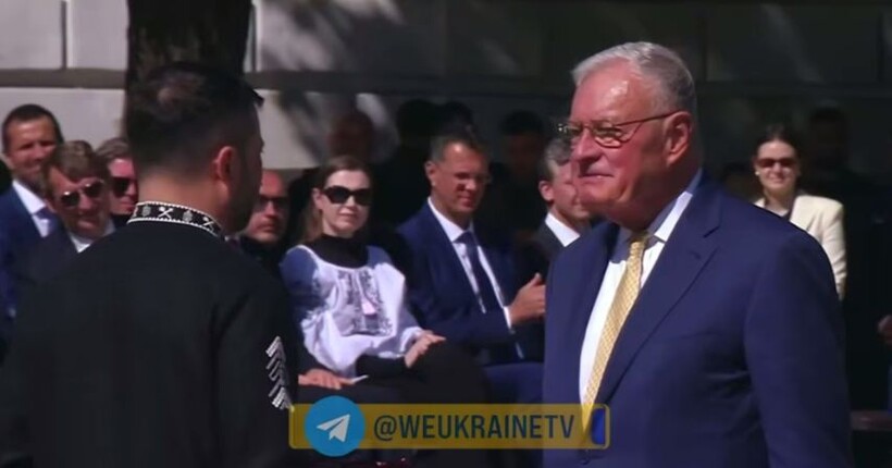 Кіт Келлог та пастор Трампа Марк Бернс отримали нагороди від Зеленського