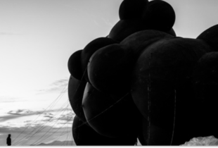 Українську інсталяцію Black Cloud знищено штормом на фестивалі Burning Man