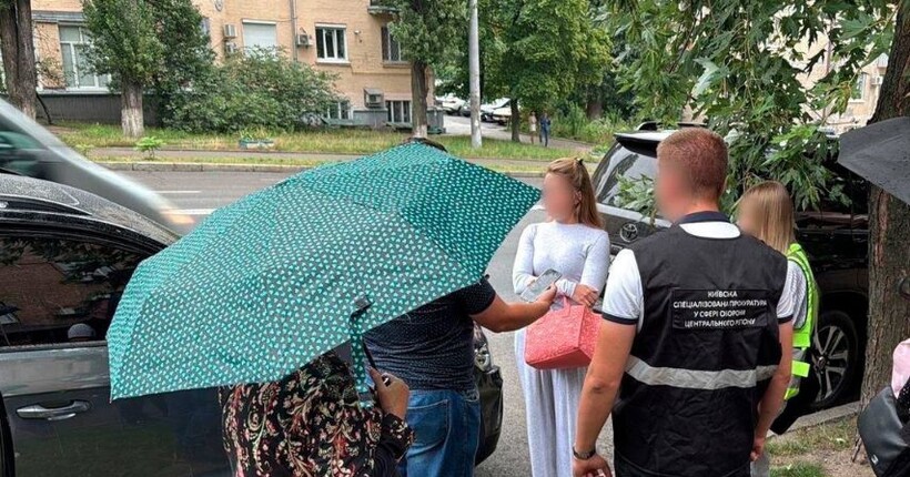 За $19 000 допомагала знімати військовозобов’язаних з розшуку: у Києві викрили директорку підприємства