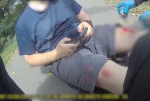 Київські поліцейські допомогли травмованому після падіння з моноколеса (відео)