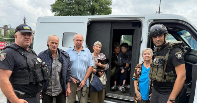 Поліцейські евакуювали з Приморського ще шістьох людей та їхніх домашніх улюбленців
