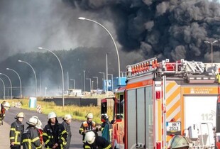 У порту Гамбурга понад 16 годин ліквідовують пожежу на складі у Веделі