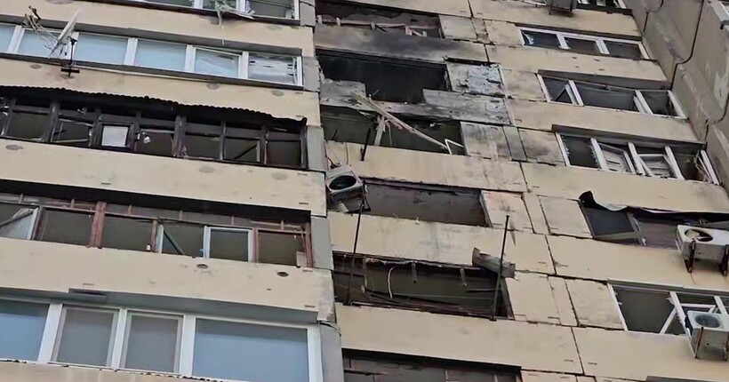 Армія рф вдарила по багатоповерхівці у Херсоні: є поранені (відео)