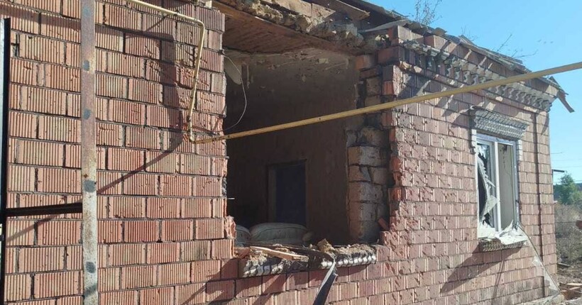 Окупанти обстріляли два райони Дніпропетровщини: є постраждалі, пошкоджено АЗС (фото)