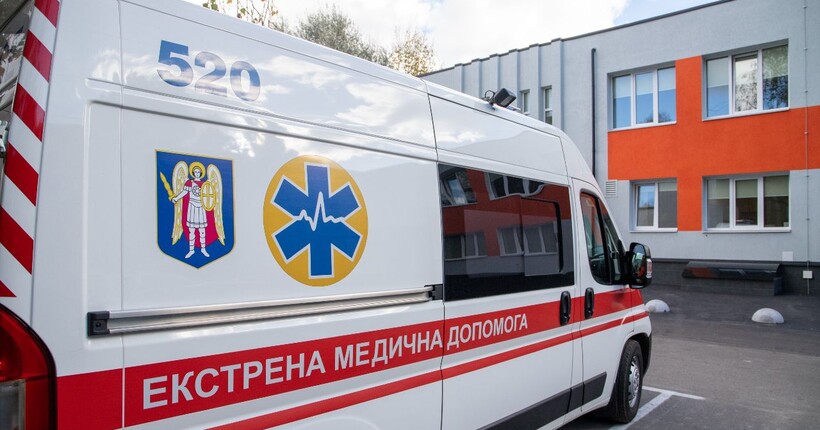 Росіяни обстріляли медзаклад у Херсоні: поранені дівчина та працівник лікарні