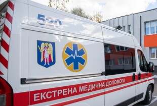 Росіяни обстріляли медзаклад у Херсоні: поранені дівчина та працівник лікарні