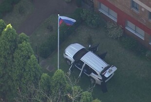 У Сіднеї чоловік врізався в автомобілі у ворота російського консульства