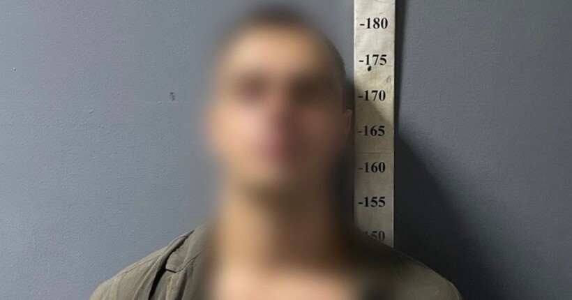 Київські поліцейські затримали дебошира, який розбив коліном скло в автобусі