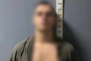 Київські поліцейські затримали дебошира, який розбив коліном скло в автобусі