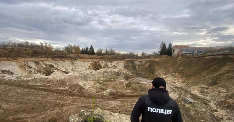 На Тернопільщині судитимуть злочинну групу, яка незаконно видобула 67 000 кубометрів піску на 76 млн грн.