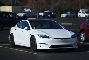 Продажі Tesla в Європі падають через конкуренцію та політику Маска