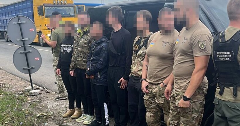Перевозив чоловіків до Румунії у формі спецпризначенців: столичному інспектору повідомили про підозру