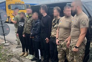 Перевозив чоловіків до Румунії у формі спецпризначенців: столичному інспектору повідомили про підозру