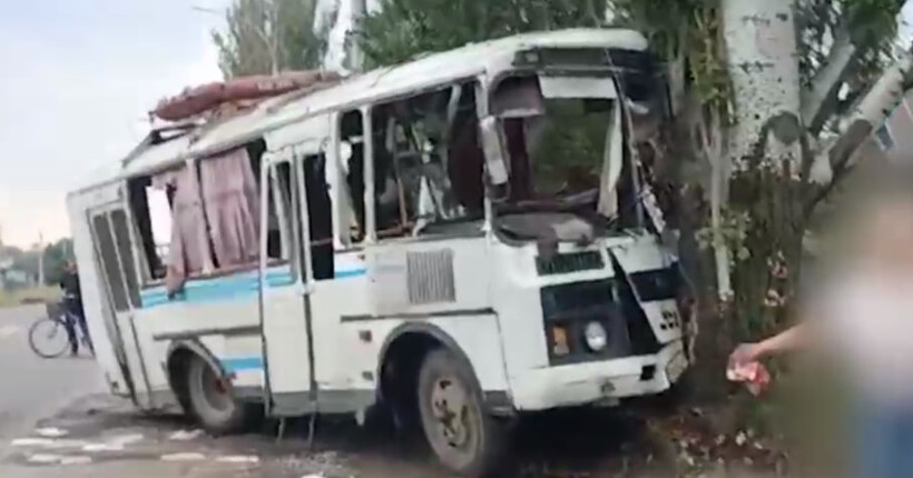 Російський дрон атакував автобус у Костянтинівці: троє людей отримали поранення (відео)