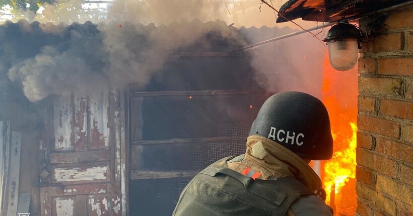Рятувальники вивели чоловіка з палаючого будинку в Нікополі: росіяни атакували дроном (фото)