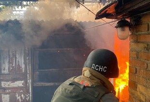 Рятувальники вивели чоловіка з палаючого будинку в Нікополі: росіяни атакували дроном (фото)