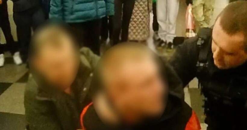 Погрожував пістолетом поліцейським у столичному метро: молодик проведе 4,5 роки за ґратами
