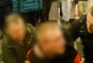 Погрожував пістолетом поліцейським у столичному метро: молодик проведе 4,5 роки за ґратами