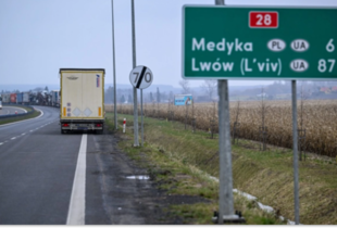 Польські протестувальники заблокували рух вантажівок на кордоні з Україною