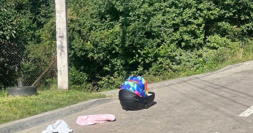 Батько залишив немовля на даху машини та розпочав рух - поліція Львівщини