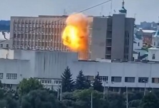 Ворожий дрон атакував центр Сум: поранено жінку та пошкоджено будівлю ОДА